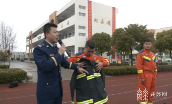 扬州：消防员走进学校 为学生上好开学第一课